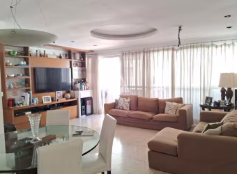 Apartamento com dois quartos e duas vagas, a uma quadra da praia, Leblon