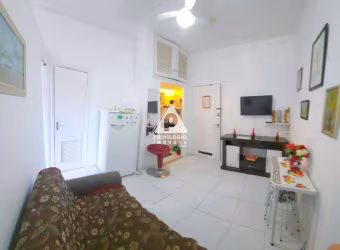 Excelente conjugado em Laranjeiras. Dividido em quarto e sala. Entrar e mora.