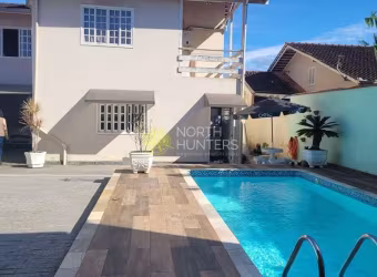 Casa Averbada com Piscina no Bairro Vila Nova.