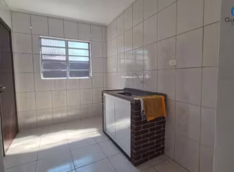 Alugo casa geminada de 2 dormitórios e ampla garagem no Saboó em Santos