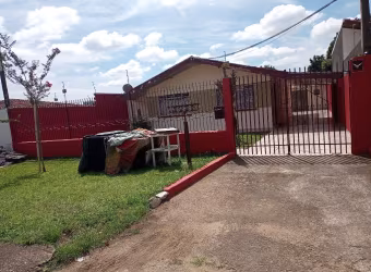 Casa térrea com edícula, em frente a Escola Elevir Dionísio.