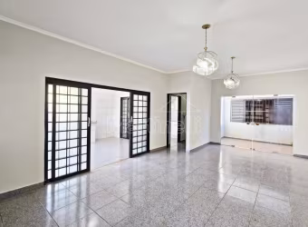 Casa térrea de 217m² de área construida à venda, próximo a Avenida Barão do Bananal - Bairro Jardim Anhanguera, Ribeirão Preto/SP.