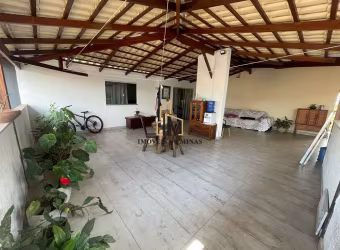 Casa á venda com 04 quartos, sendo 02 suítes, próximo ao centro de Igarapé MG!