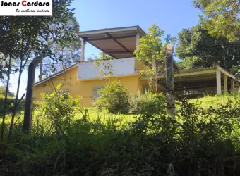 Characa a venda no Parque Residencial Itapeti, Mogi das Cruzes com 3.195m² de terreno, 82² de construção, 2 quartos, salas, fogão a lenha. R$:750 mil.