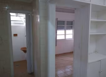 'Kitnet em edifício de frente para a praia, Embaré, Santos'