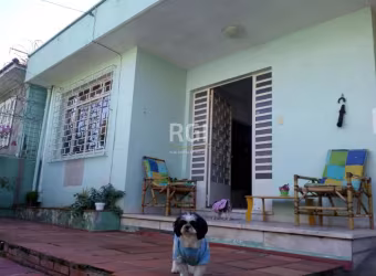 Ampla casa com reforma interna, piso de  porcelanato 4  dormitórios sendo 1 suite, 1 banheiro e um lavabo, cozinha, sala de jantar e estar amplos . Possui nos fundos uma extensa  área de serviço que p