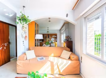 Ótima casa com 4 dormitórios, sendo 1 com terraço, living para 3 ambientes com lareira, ampla cozinha, 2 banheiros com ventilação natural, garagem para até 2 carros, portões eletrônicos na parte exter