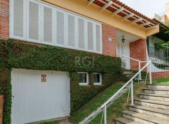 Esta é uma excepcional oportunidade de adquirir uma belíssima residência, que irá encantá-lo desde o primeiro momento em que você a visitar. Com uma área construída de excelência, esta casa oferece um