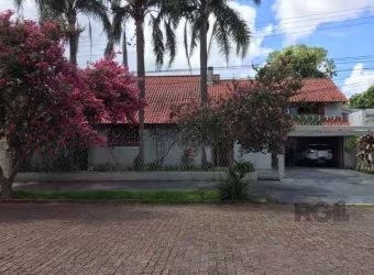 Excelente casa 4 dormitórios, hall de entrada, living três ambientes com lareira, gabinete, lavabo, sala de jantar, 3 dormitórios amplos, suíte, banheiro com banheira de hidromassagem, cozinha e sala 