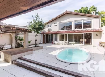 Essa casa sobrado no bairro Cristo Redentor, em Porto Alegre, é uma verdadeira joia! Com 404,88m² privativos, oferece um espaço generoso e várias comodidades.&lt;BR&gt;&lt;BR&gt;No primeiro andar, enc