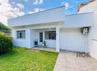 Execlente residencia térrea com 3 dormitórios sendo uma suite, duas salar de estar, lavanderia, e copa cozinha. garagem fechada para dois carro e espaço para um terceiro automovel, possui ainda um óti