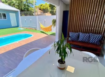 Casa térrea de Alto Padrão à venda no bairro Teresópolis.&lt;BR&gt;São 207 m² construídos, distribuídos em um terreno de 12 x 33. Uma casa térrea, moderna, com acabamentos impecáveis, sofisticada, fun