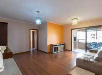 Apartamento de 3 dormitórios, com 118 m² privativos, de frente, localizado em rua calma no bairro Menino Deus. Uma suíte com closet e hidromassagem, living 2 ambientes, sacada com churrasqueira, depen