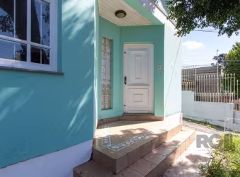 Conheça esta incrível casa localizada na Rua Dr. Mario Totta, no bairro Tristeza, em Porto Alegre.&lt;BR&gt; Este imóvel dispõe de 4 dormitórios, sendo 1 suíte, ideal para famílias que buscam espaço e