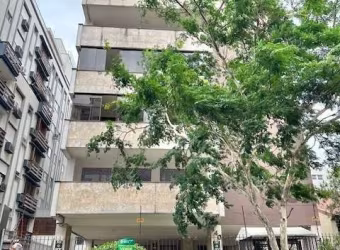 Lindo Apartamento Para comprar com 196 m² privativos, semi mobiliado e reformado, amplo living todo em tabuão, com vista do Guaíba, sala de estar reservada ou possibilidade de reverter para um 4° dorm
