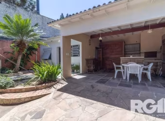 Casa térrea no bairro Vila Ipiranga, Porto Alegre, com 224,6 m² de área privativa. Possui 3 dormitórios (1 suíte), salas de estar e jantar integradas, cozinha espaçosa, pátio com churrasqueira, depend