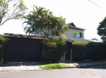 Vende-se ampla casa no bairro Aberta dos Morros, zona sul de Porto Alegre, localizado em rua calma e asfaltada. A propriedade se destaca pelo espaço generoso e excelente localização, próxima a comérci