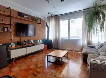 Lindo Apartamento totalmente Reformado, a duas quadra do parque Farroupilha (Redenção), com 3 dormitórios, sendo 1 suíte e com vaga de garagem. &lt;BR&gt;Piso em parquê revitalizado, móveis sob medida
