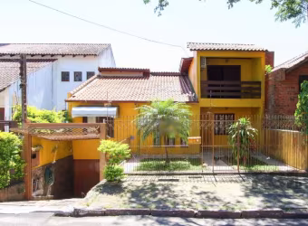 Casa 04 dormitórios, 02 suítes, living 02 ambientes, cozinha, área de serviço,  sacada frente e fundos, 02 banheiros sociais, salão de festas nos fundos e independente com churrasqueira mais 01 dormit