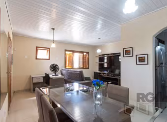 Excelente residência térrea próximo a Av. Otto Niemeyer, com 129 m² de área privativa, reformada no bairro Camaquã com 3 dormitórios, living 2 ambientes, banheiro social, área de serviço, nos fundos p
