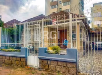 Casa com ótimo potencial, próximo a todos os recursos do bairro Azenha, Centro de Treinamento Esportivo (CETE) e a meia quadra da e Av. Érico Veríssimo e Azenha. &lt;BR&gt;&lt;BR&gt; Com 2 vagas de ga