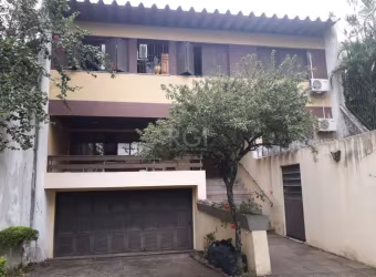 Ótimo sobrado no bairro Glória, com 310m² construídos, em terreno com 858m² (11 x 78m), com 4 dormitórios, amplo pátio com piscina. Possui living amplo com sala de estar com lareira e sala de jantar, 