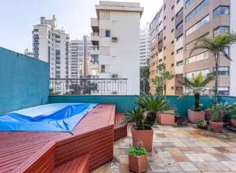Ótima cobertura duplex, no bairro Rio Branco, andar alto, com 203m² privativos, de 3 dormitórios e 2 vagas. Possui no andar inferior: amplo living para 2 ambientes com rebaixe em gesso e sacada integr