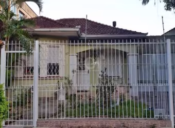 Excelente casa térrea de 3 dormitórios, 1 suíte, 3 banheiros, totalmente reformada, salão de festas com churrasqueira e fogão campeiro, 2 salas, lareira, estacionamento para 4 carros, localização priv