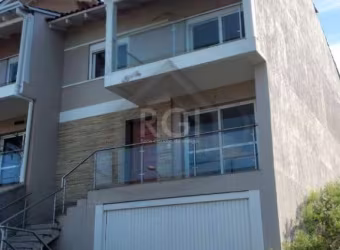 Excelente sobrado com 3 dormitórios, sendo 2 suítes, 1 lavabo, 2 living ambientes, sala de estar e jantar, cozinha, pátio, área coberta nos fundos com churrasqueira, lavanderia e lavabo, garagem para 