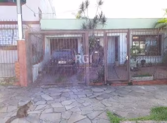 Ótima casa com 3 dormitórios sendo uma suíte, living 2 ambientes, banho social e lavabo, com churrasqueira, lareira, praça e dependência de empregada, tudo em porcelanato.   Ao fundo tem construção do