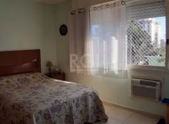 APARTAMENTO amplo no bairro CRISTAL, zona sul de PORTO ALEGRE, RS.&lt;BR&gt;&lt;BR&gt;Ótimo apartamento amplo, com living 2 ambientes com sacada, cozinha, banheiro social, área de serviço, dependência