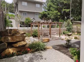 Casa com 304m² com 04 dormitórios em Gramado!&lt;BR&gt;&lt;BR&gt;Ampla residencia com  04 dormitórios, sendo um deles suíter master,  estrutura de concreto armado e parede de alvenaria dupla de tijolo
