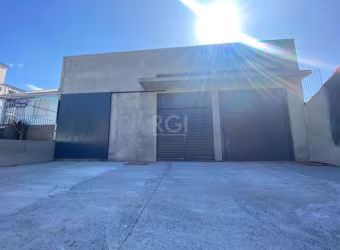 Excelente Loja Comercial com mezanino para alugar, possui 300m² de loja mais espaço para estacionamento em frente e fundos da loja, próxima a Cel. Aparício Borges, Banrisul, Caixa Econômica Federal.&l