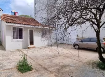 Casa excelente, totalmente reformada, ideal para fins residenciais ou comerciais. &lt;BR&gt;Dispõe de dois dormitórios, banheiro, cozinha, e um living amplo para dois ambientes, com ótima iluminação e