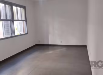 Ótimo apartamento jkzão térreo,,  reformado, pode ser transformado em 1 dormitorio,(fica janela na sala e janela no dormitório), cozinha com móveis, área de serviço separada.  Apartamento com privacid