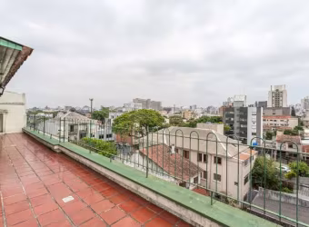 Cobertura de 01 dormitório no bairro Santa Cecília. No piso inferior, cozinha com área de serviço, living (com possibilidade de um segundo dormitório) e banheiro social. No segundo piso, 1 dormitório,