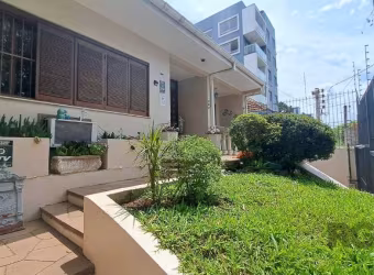 Excelente casa em terreno de 10x30 com três dormitórios sendo uma suíte, escritório, hall de entrada, living para dois ambientes, piso laminado, banheiro social, aberturas de madeira nobre, lareira, c