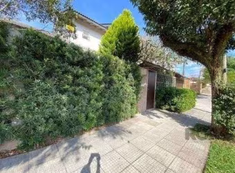 Casa 3 dormitórios a uma quadra da avenida Teresópolis e cinco minutos do Bourbon Shopping Teresópolis