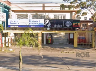 OPORTUNIDADE DE NEGÓCIO!  PONTO COMERCIAL OU RESIDENCIAL,  terreno medindo 13m x 100m, com 02 lojas comercias em frente (atualmente alugadas), nos fundos possui sobrado com 03 dormitórios sendo 01 suí