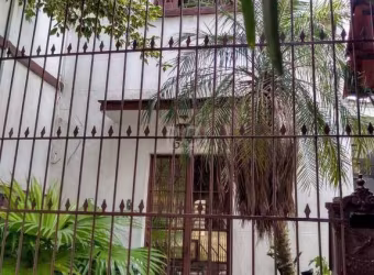 Casa para Venda - 400m², 3 dormitórios, sendo 2 suites, 2 vagas - Floresta
