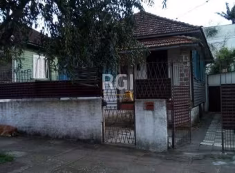 Casa para Venda - 300m², 2 dormitórios, 3 vagas - Teresópolis