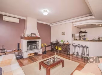 Casa de 329m² - 4 dormitórios, 1 suíte, 6 vagas no bairro Vila Jardim