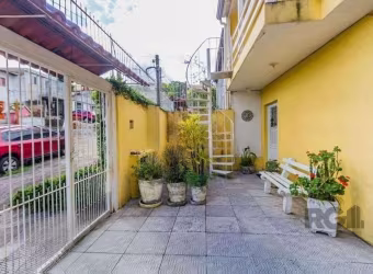São duas casas no mesmo pátio, com 308,22m² de área construída. Próxima a Av. Teresópolis.