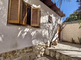 Casa de quatro dormitórios no Bairro Camaquã
