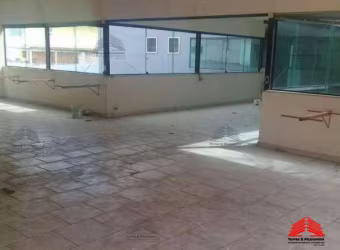 Salão, deposito, armazém com 02 salões interligados com aproximadamente 300m² de área livre, contendo instalação de cozinha e 04 banheiros