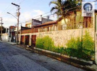 A casa tem 3 dorms com armarios embutidos, sendo 1 suíte com hidro, + 3 wc, sala para 2 ambientes, cozinha ampla com armarios, c