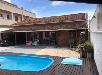 Casa / Terreno com 2 casas e piscina