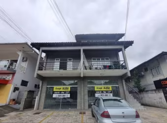 Apartamento com 2 quartos, cozinha e sala de estar e jantar ampla.
