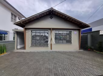 Casa comercial no Bucarein com estacionamento frontal, composta por 7 salas, banheiro social, lavabo, cozinha