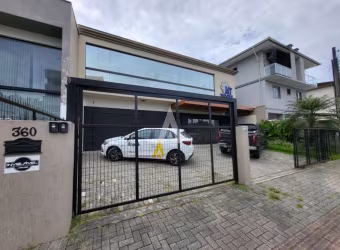 Apartamento espaço com 02 dormitórios, 01 banheiro, 01 lavabo, ampla cozinha com armarios sob medida, sala de estar  jantar